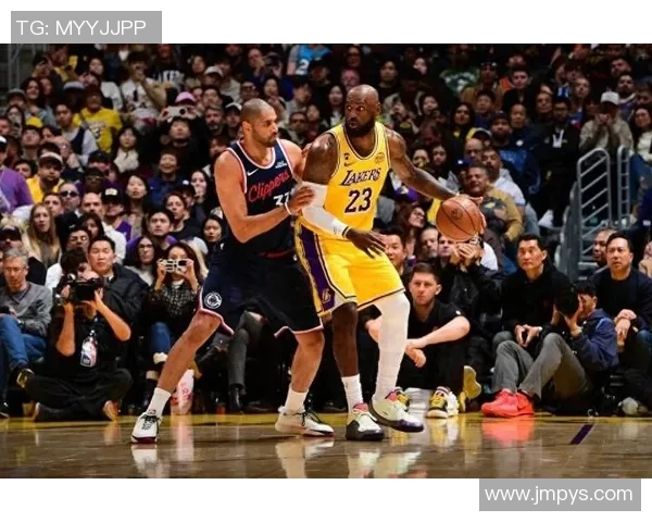 湖人对决快船激战正酣球迷期待的洛城德比即将上演